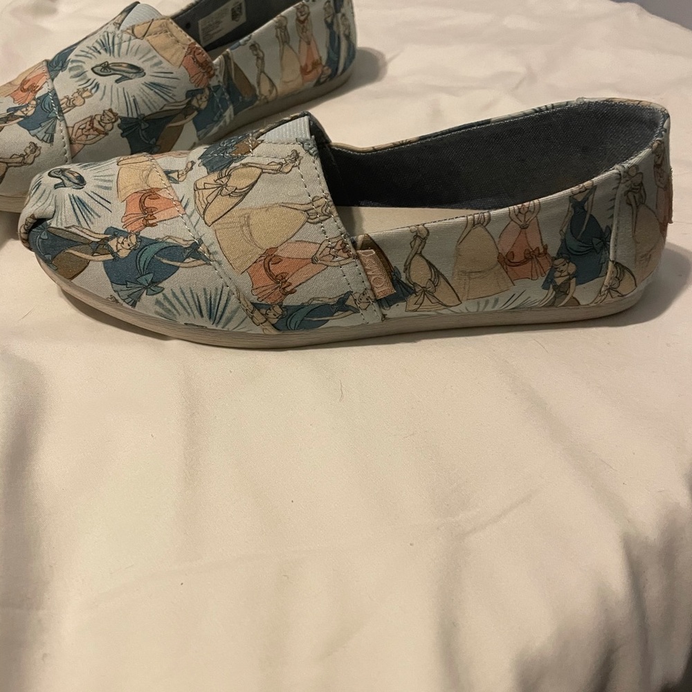 Disney x Toms Cinderella Slip On - Picture 6 of 9